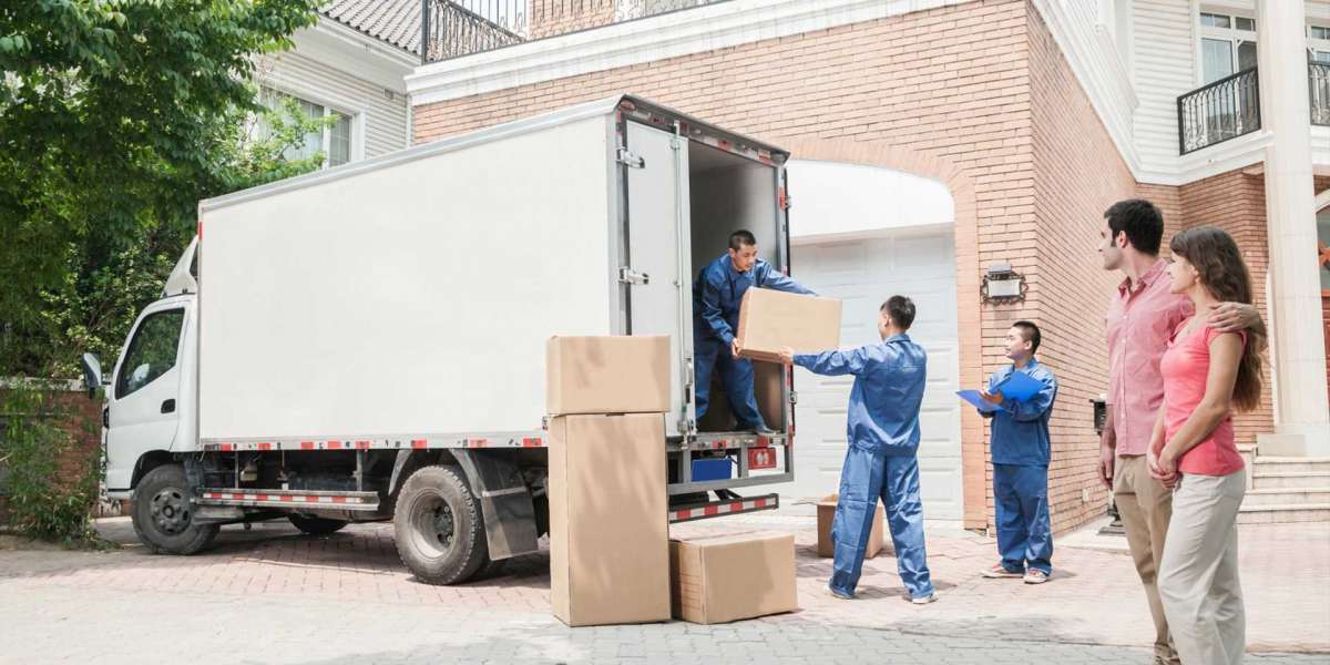 What are the responsibilities of M4 packers and movers?